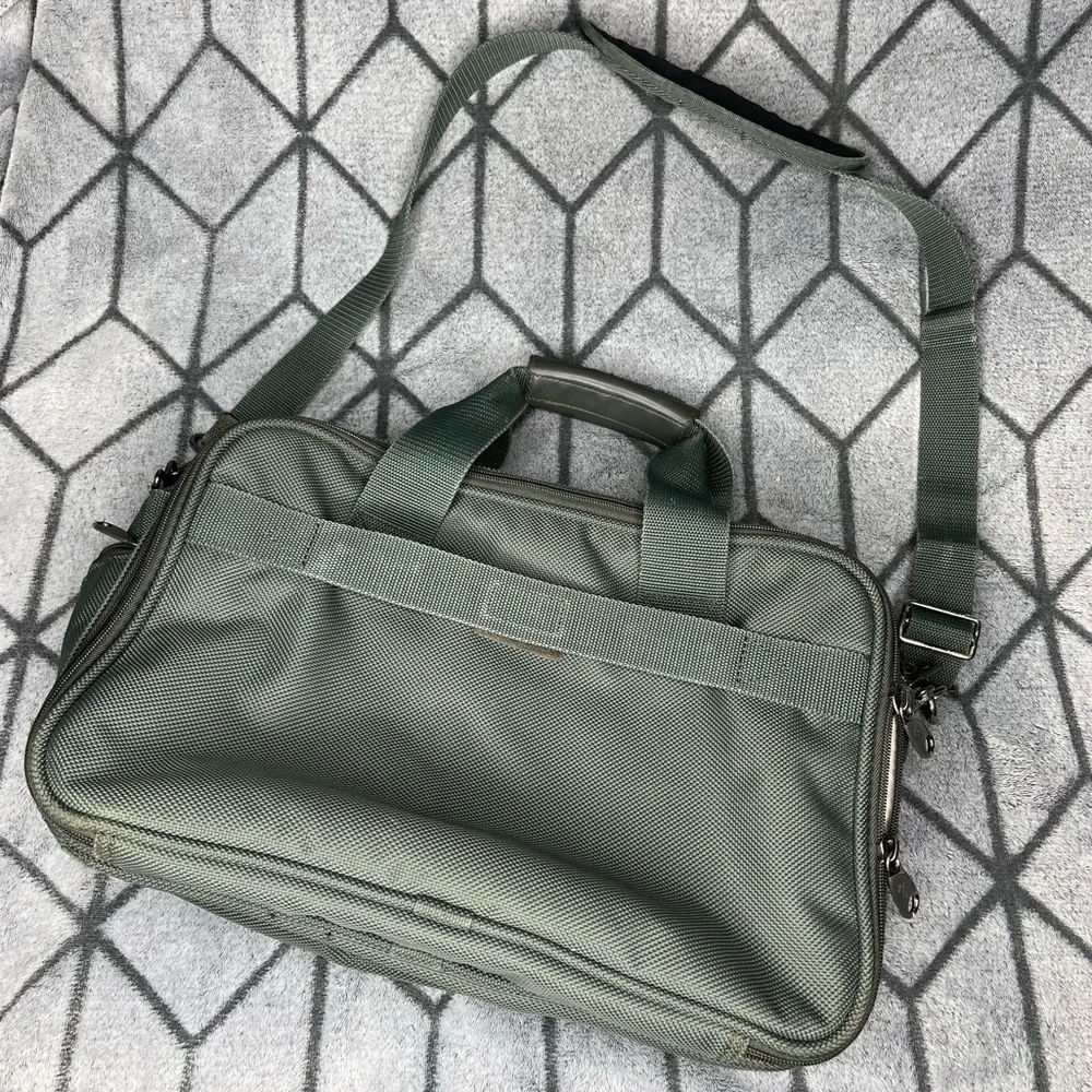 Ricardo Beverly Hills Green Weekend Luggage Carry On Travel Bag C1